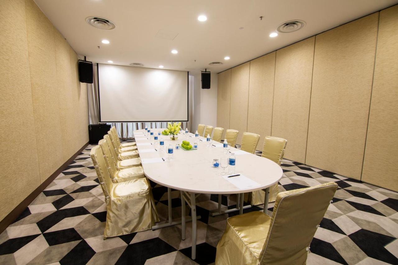 Fraser Place Puteri Harbour Nusajaya  Kültér fotó Meeting room